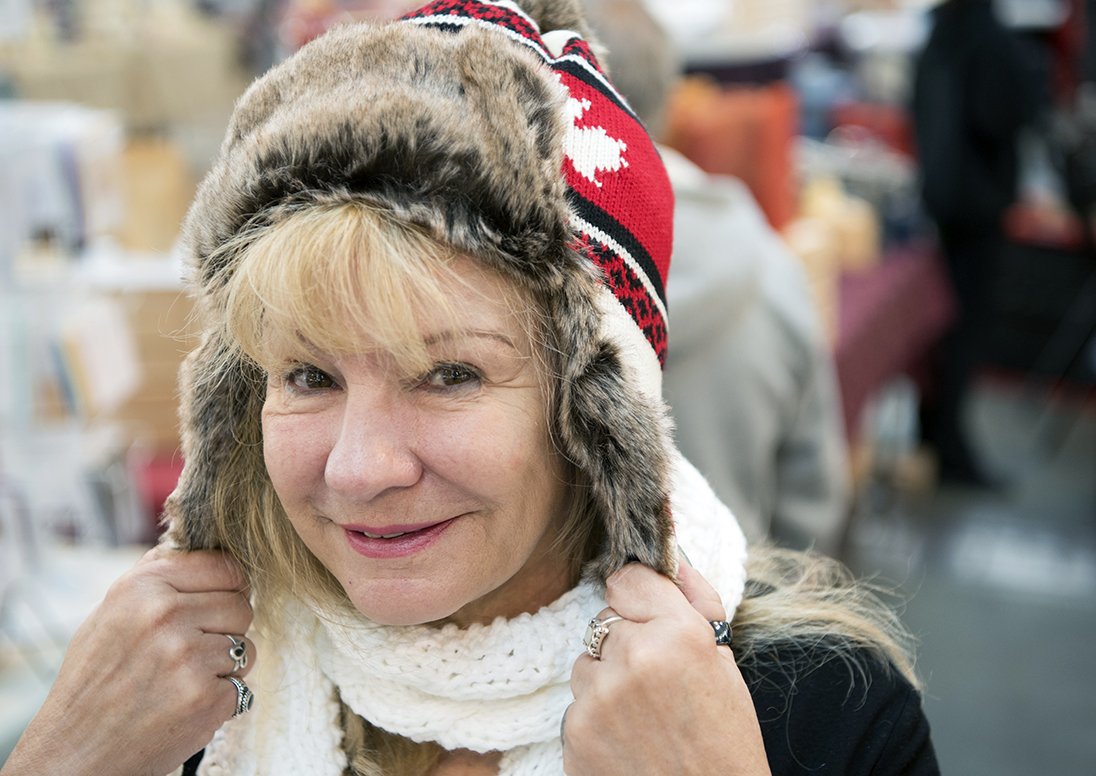 Woman wearing a knitted cap