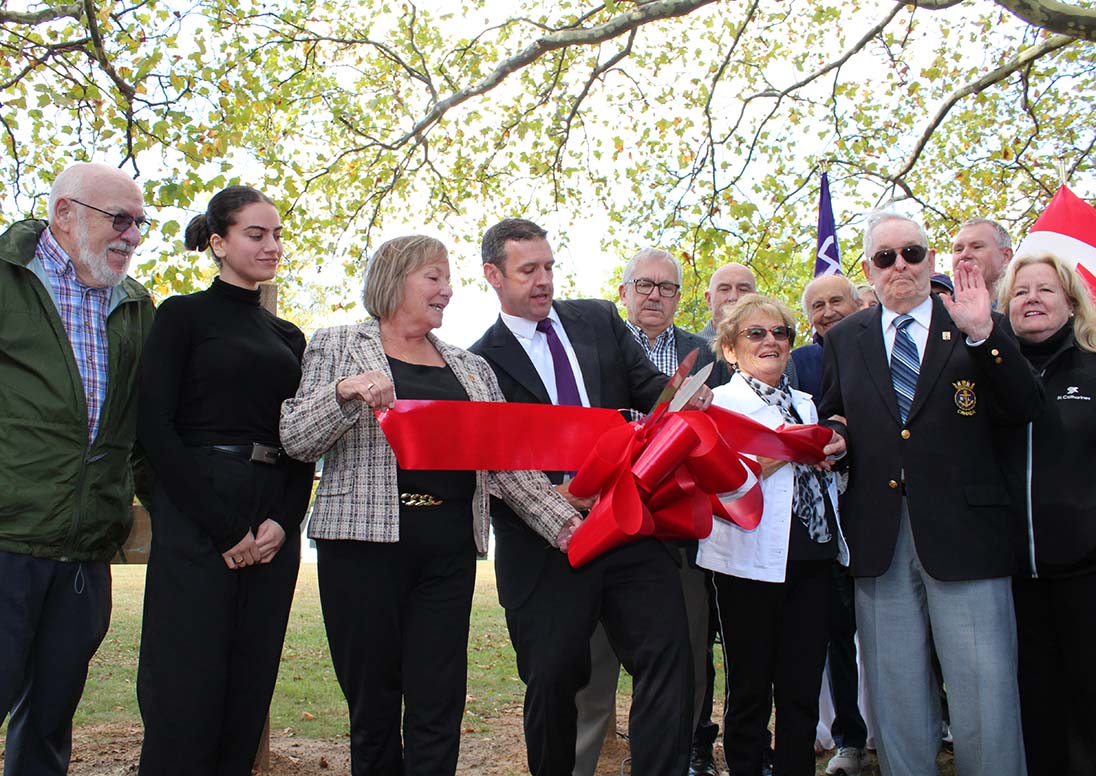 Mayor Mat Siscoe cuts the ribbon at Grantham's Jim Bradley Park.
