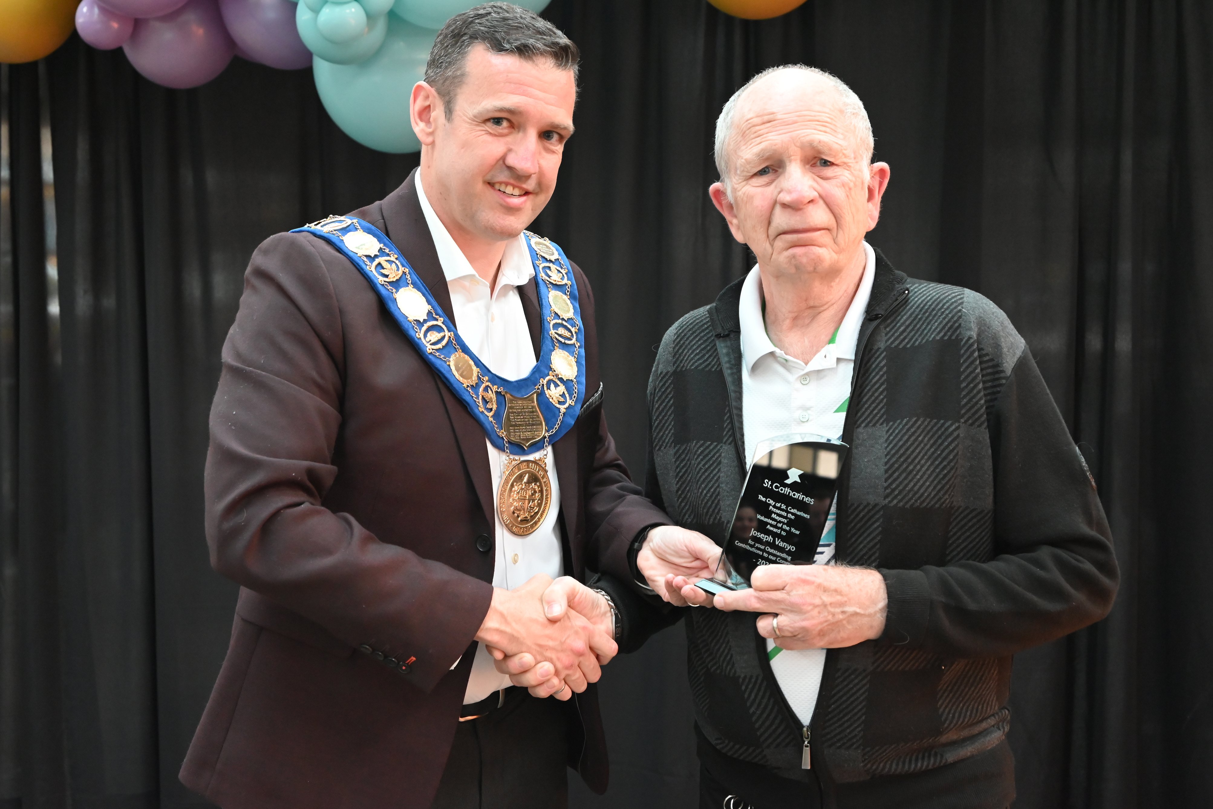 Mayor Mat Siscoe presents the Volunteer of the Year Award to Joe Vanyo 